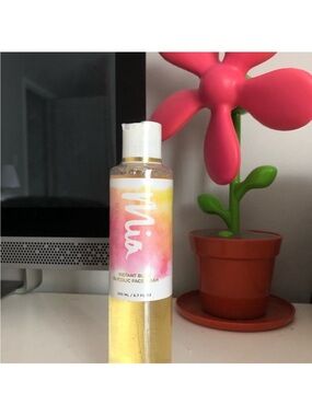 MIA Instant Bliss Glycolic Face Wash - Pink and Yellow
